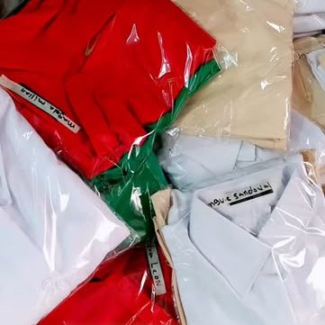 Camisas de dotación empresarial empacadas
