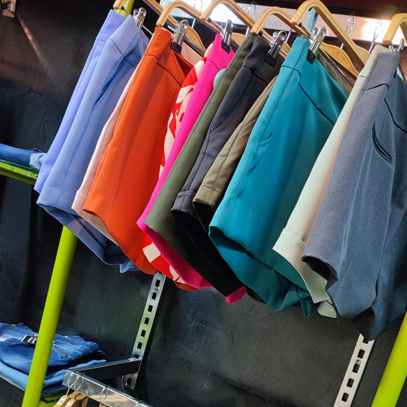 Pantalones y shorts de colores en exhibición