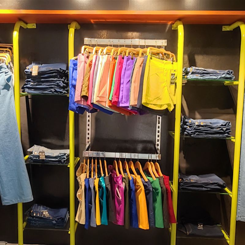Pared con shorts de colores y jeans para dama