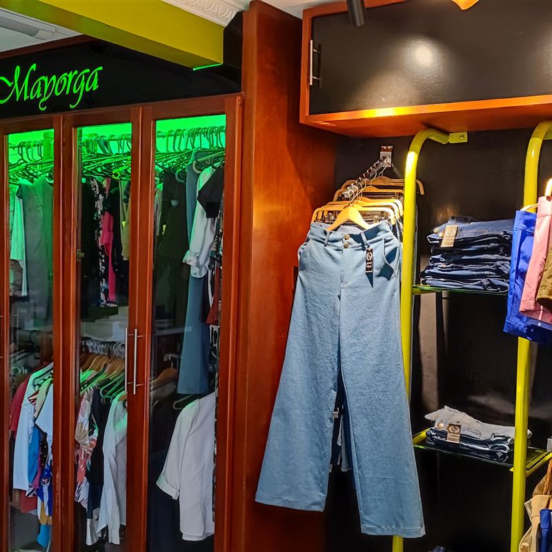 Vista de la tienda Confecciones Fernando Mayorga con su letrero verde