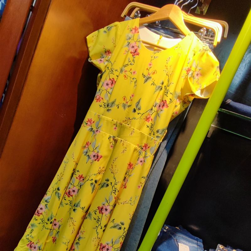 Vestido amarillo con estampado floral