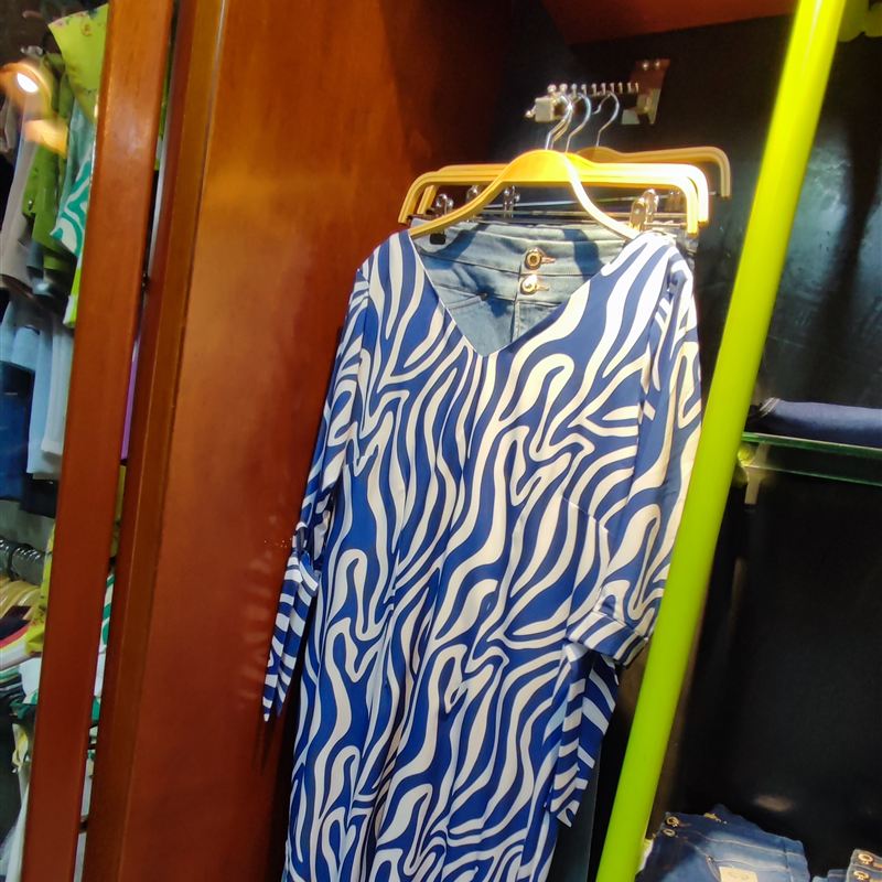 Vestido azul y blanco con estampado de ondas