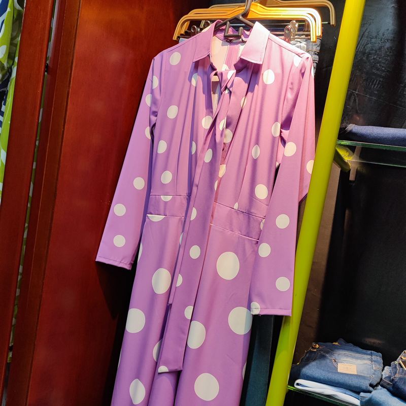 Vestido lila de lunares blancos