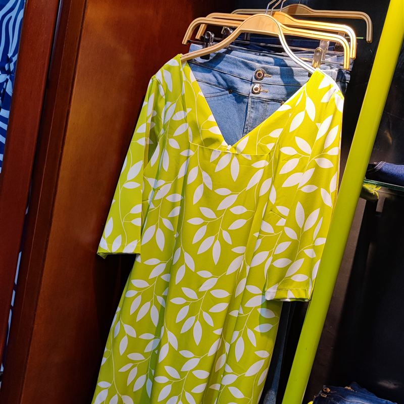 Vestido verde lima con estampado de hojas